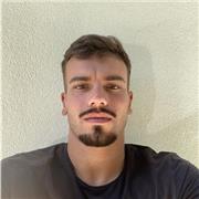 Sono un ragazzo nato in Italia da genitori italoamericani pertanto di madrelingua inglese. Offro lezioni e ripetizioni d’inglese